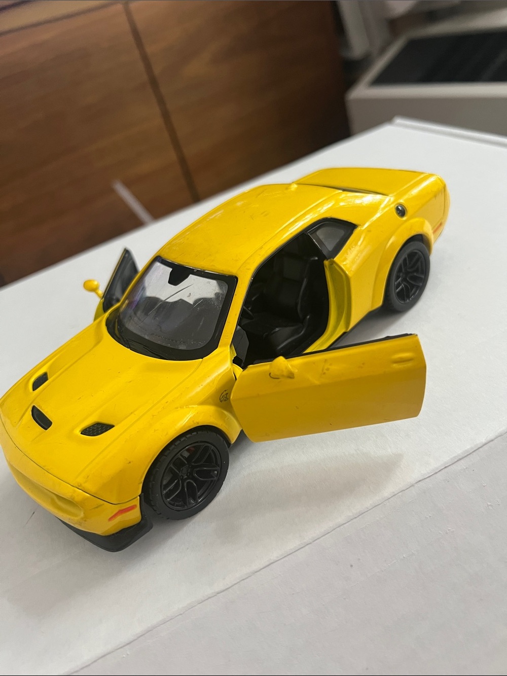 2018 Dodge Challenger SRT Hellcat Widebody Diecast  1:24 Yellow Motormax